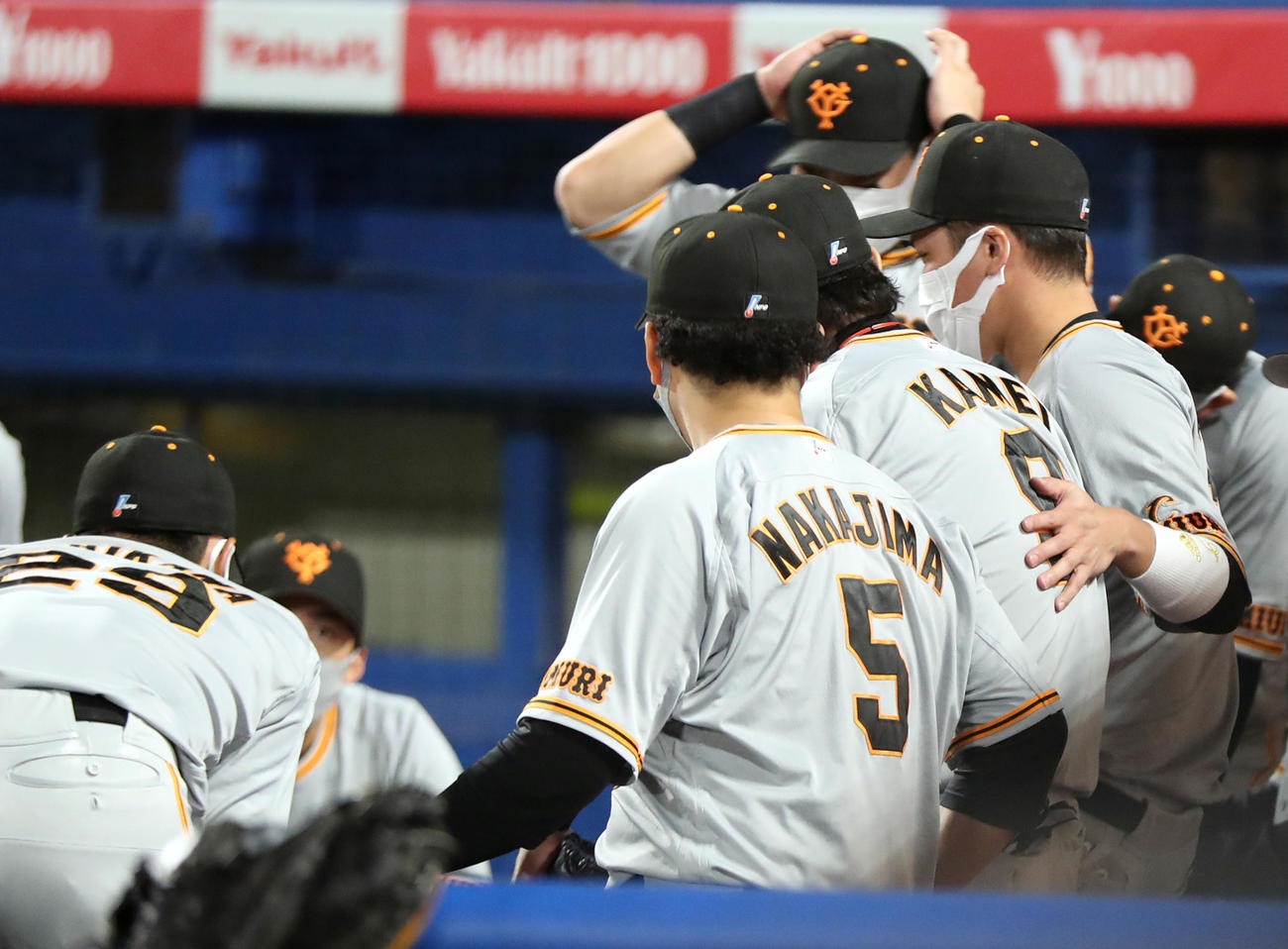ヤクルト対巨人　試合前の円陣で亀井（右から2人目）に声出しを指名する坂本（右端）（撮影・狩俣裕三）