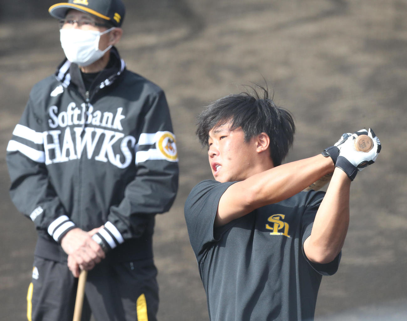 打撃練習をする井上、後方は王球団会長（撮影・梅根麻紀）
