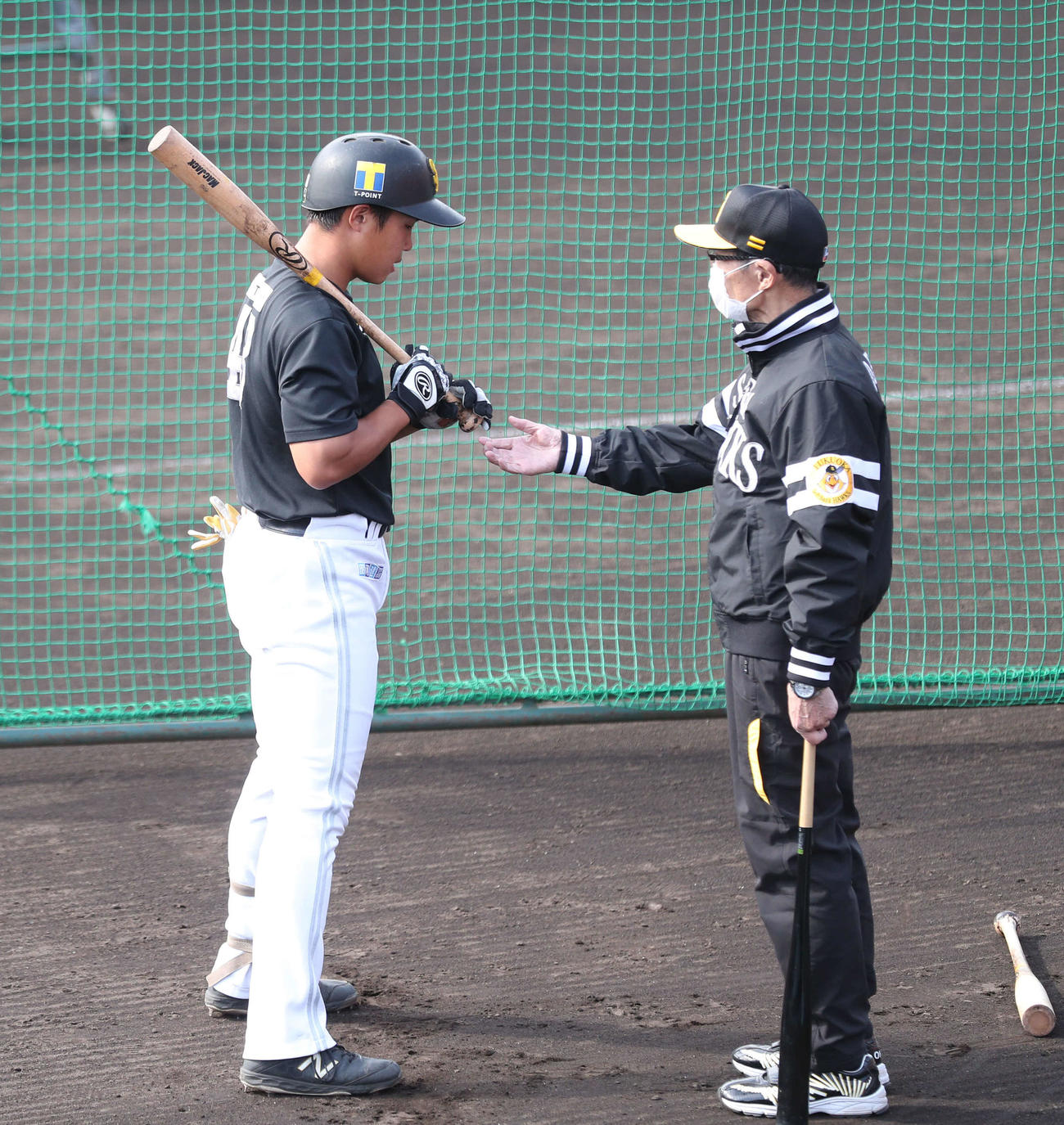 井上に打撃のアドバイスをする王球団会長（撮影・梅根麻紀）