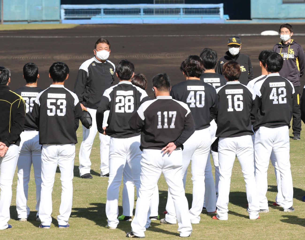 練習前の円陣でナインに話をする藤本博史監督（撮影・梅根麻紀）