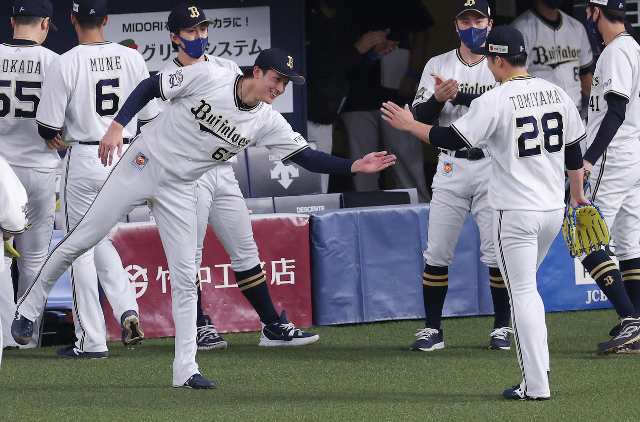 オリックス対ロッテ　3回表ロッテ2死一、二塁、角中を遊ゴロに仕留めてピンチをしのいだ富山（手前右）をタッチで迎える山崎颯（同左）（撮影・前田充）