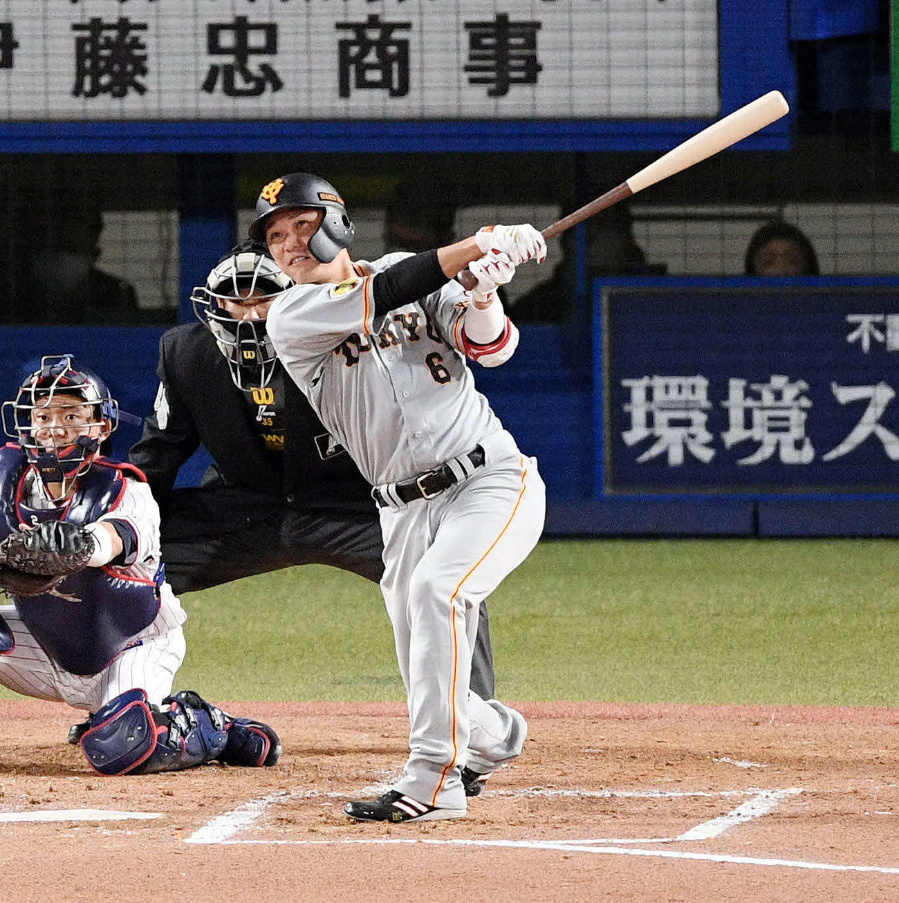 ヤクルト対巨人　3回表巨人1死一、三塁、坂本は先制の中犠飛を放つ。投手金久保（撮影・滝沢徹郎）