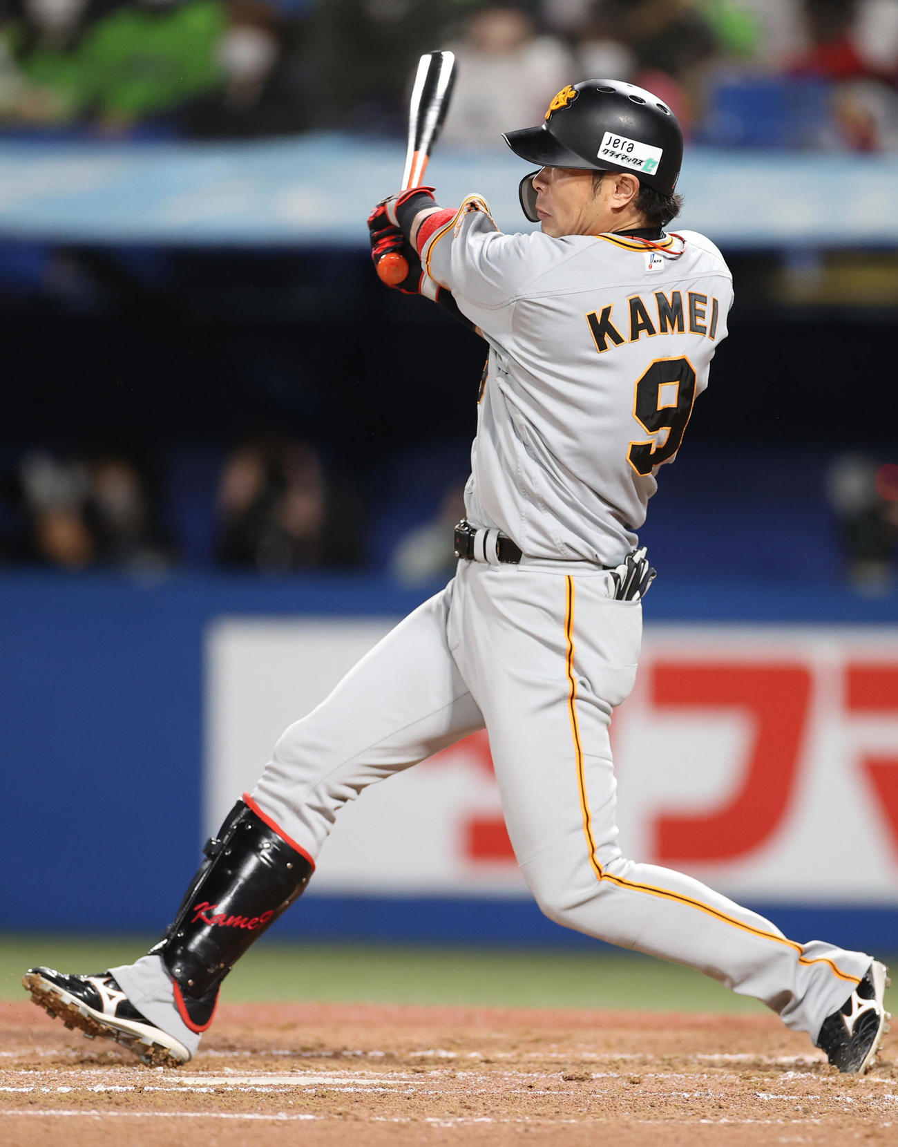 ヤクルト対巨人　3回表巨人1死一塁、右前打を放つ亀井（撮影・狩俣裕三）
