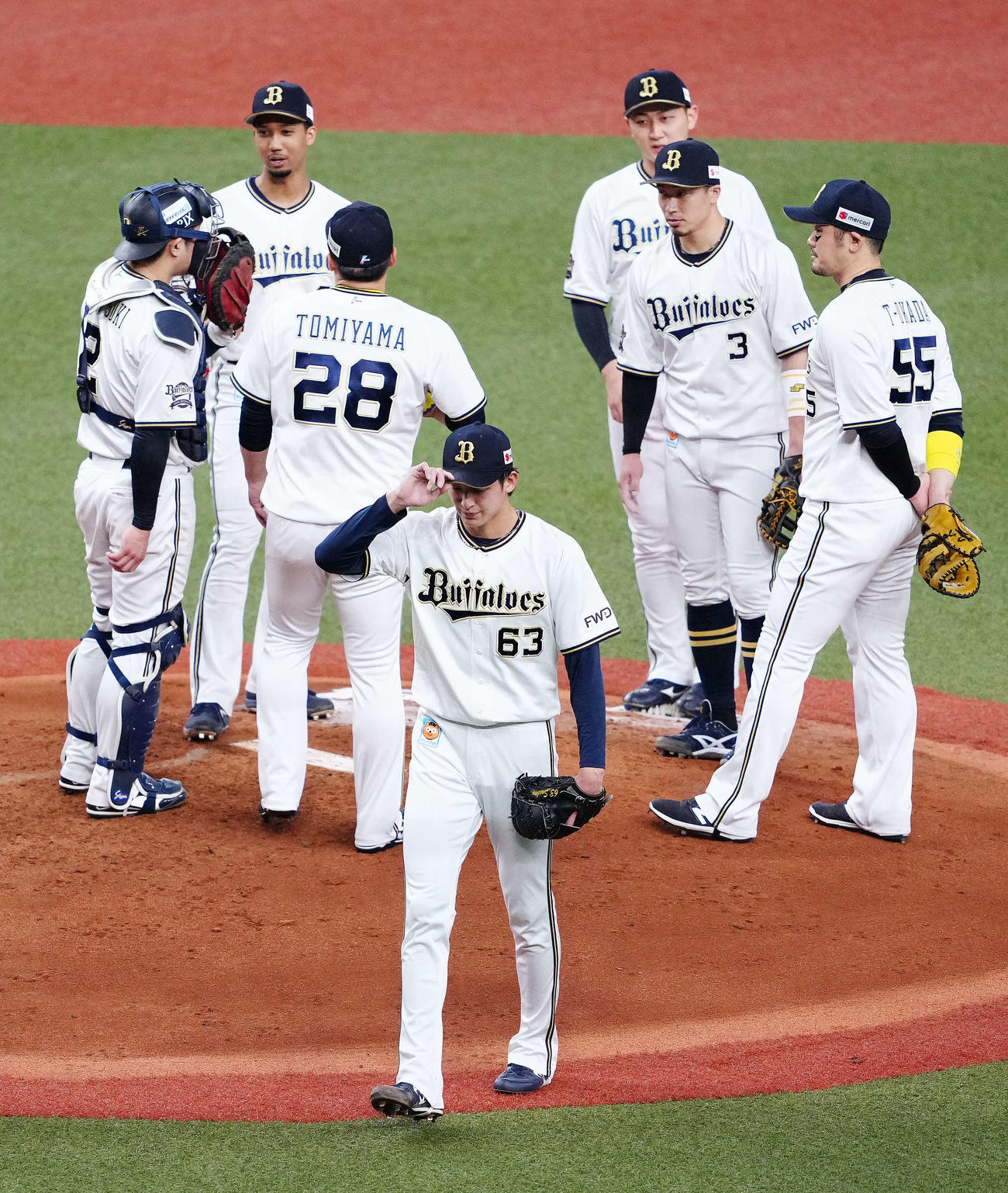 オリックス対ロッテ　3回表途中、降板を告げられベンチに引き揚げるオリックス先発の山崎颯（手前）（撮影・江口和貴）
