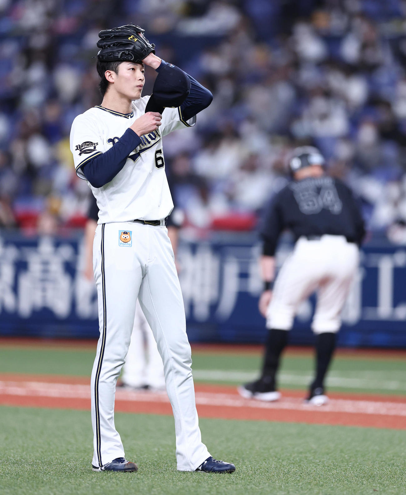 オリックス対ロッテ　3回表ロッテ2死二塁、レアード（右）に四球を与え汗をぬぐう山崎颯（撮影・垰建太）