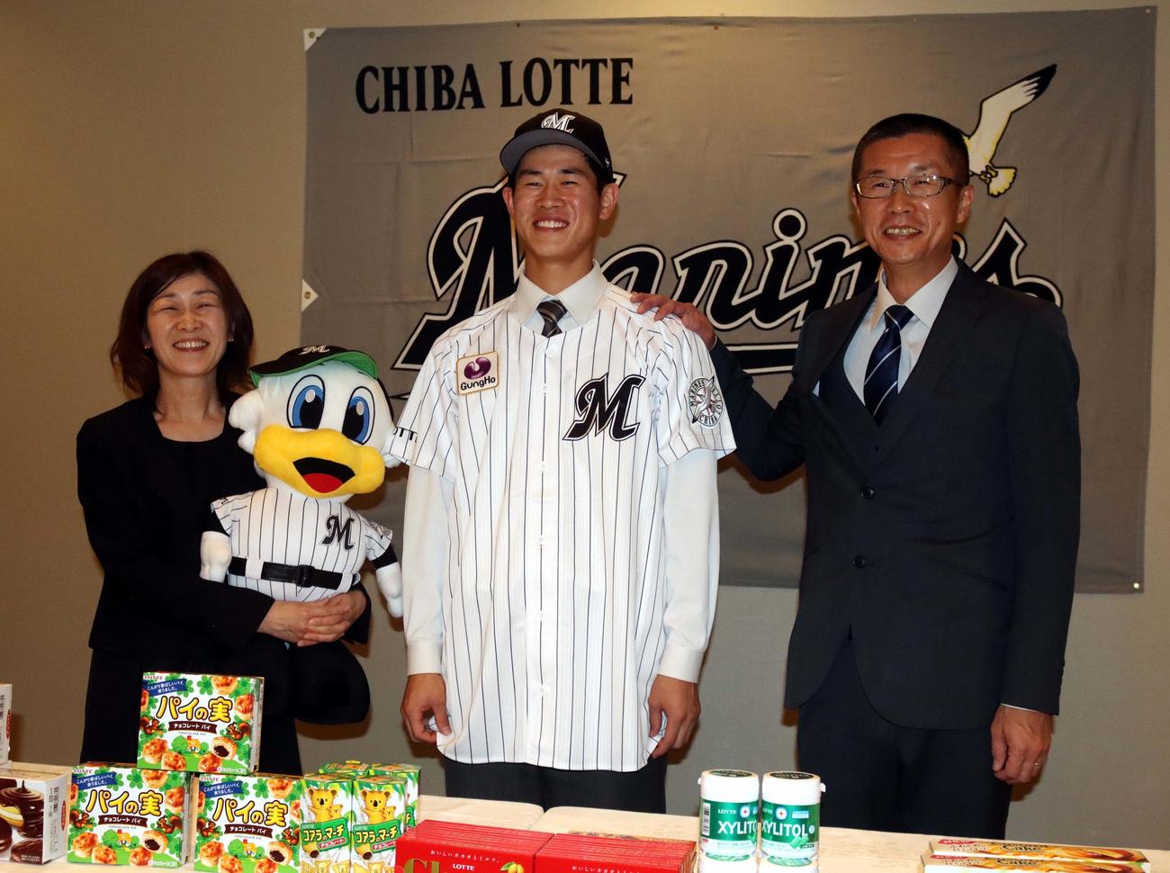 母佳子さん（左）、父正幸さんと並び笑顔の田中（撮影・永野高輔）