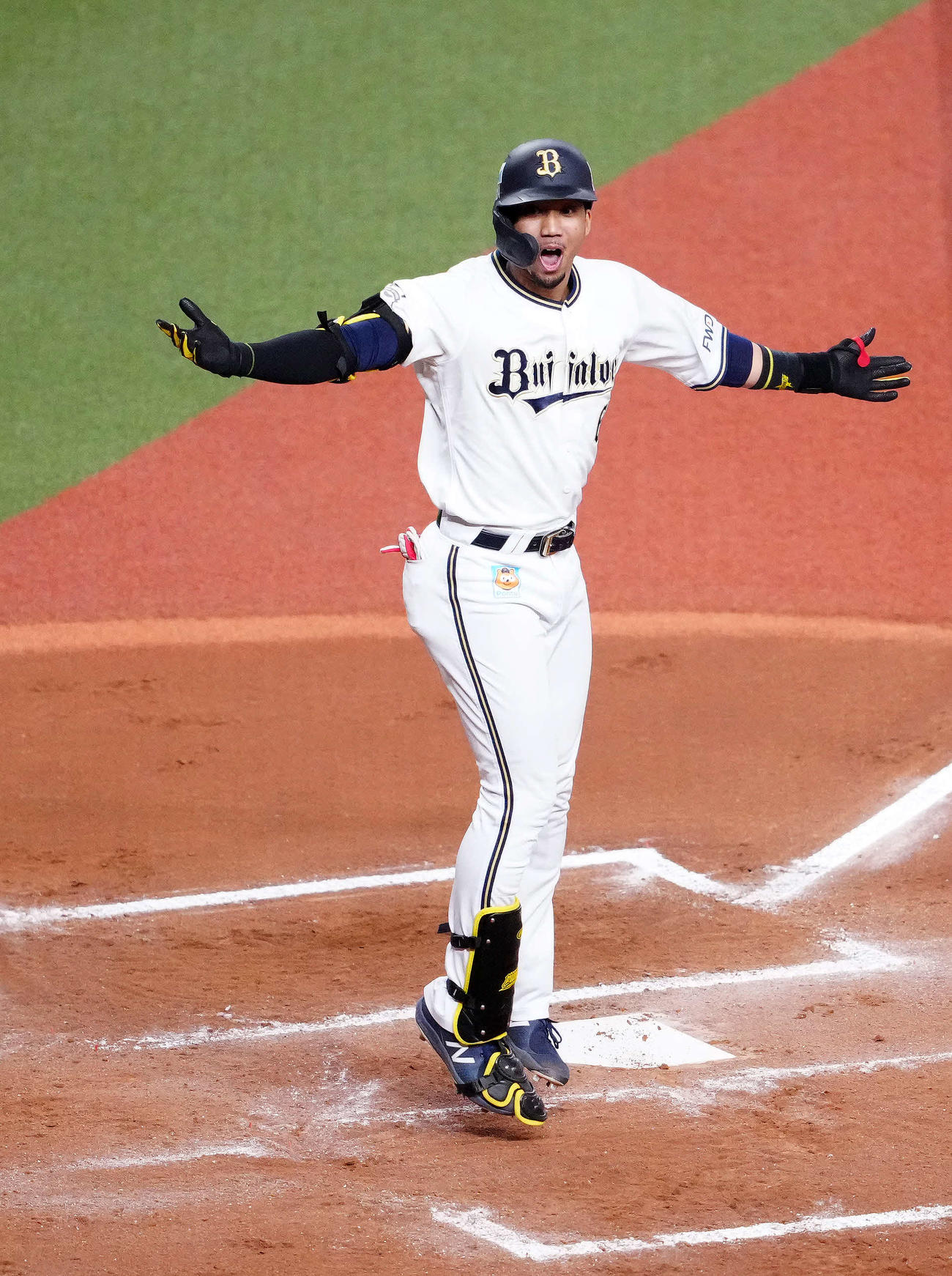 オリックス対ロッテ　6回裏オリックス1死一塁、右越えに逆転2点本塁打を放ち生還する宗（撮影・江口和貴）