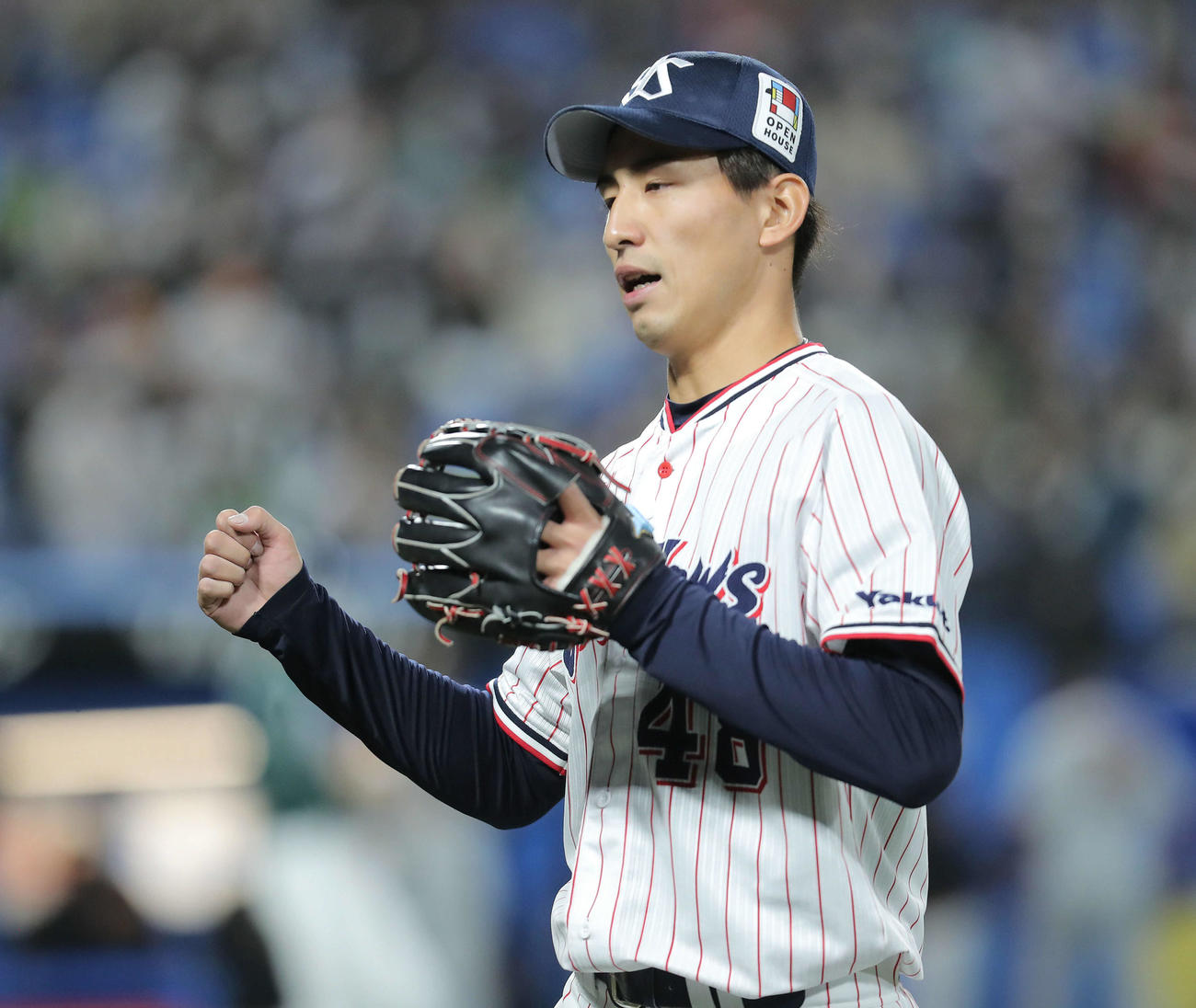 ヤクルト対巨人　5回表を抑え、ガッツポーズでベンチに戻る金久保（撮影・河田真司）