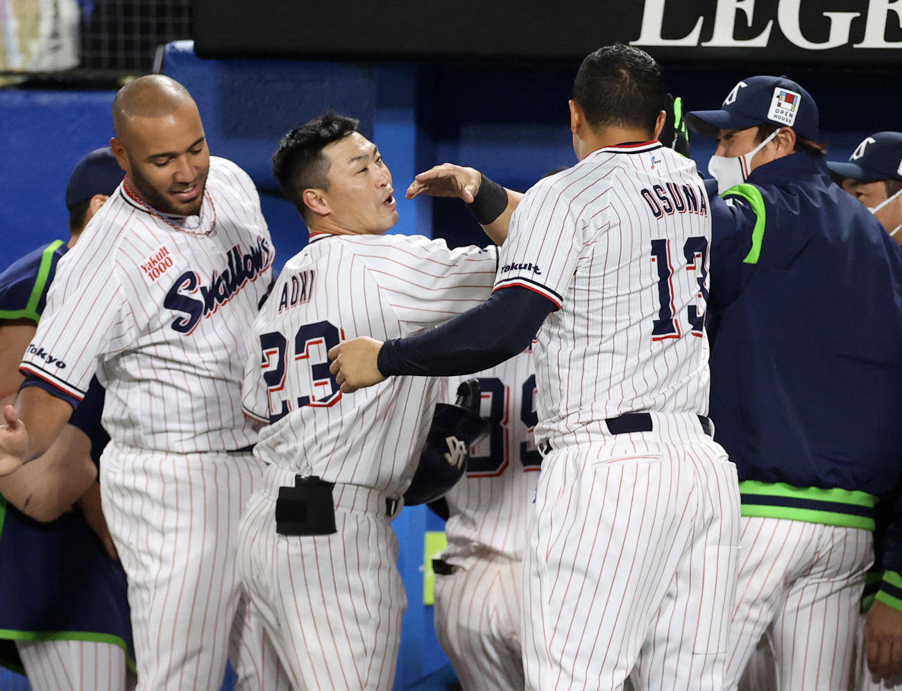 ヤクルト対巨人　7回裏ヤクルト2死満塁、2点適時打を放ち、興奮しながらベンチのチームメートと喜び合う青木（中央）（撮影・狩俣裕三）