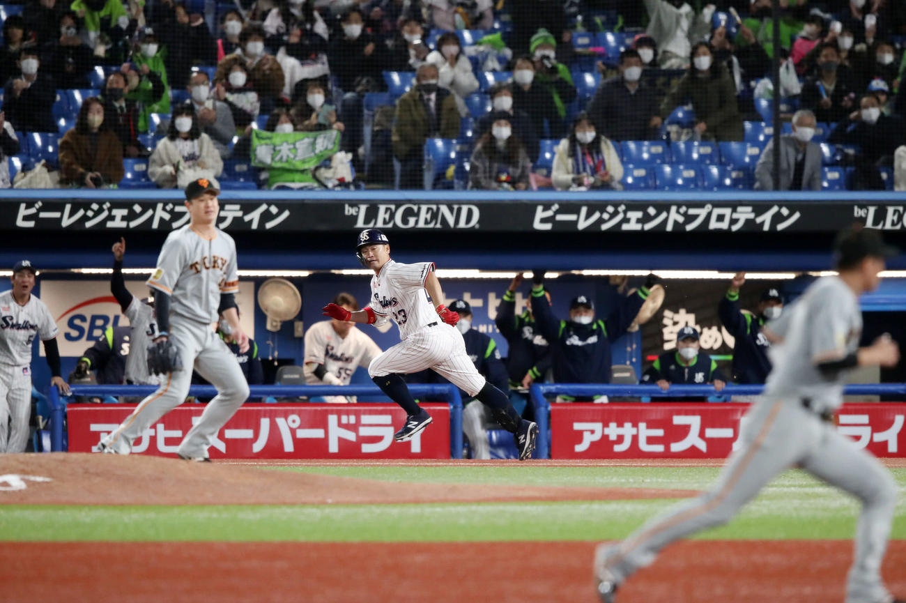 ヤクルト対巨人　7回裏ヤクルト2死満塁、青木は左前2点適時打を放つ（撮影・加藤哉）