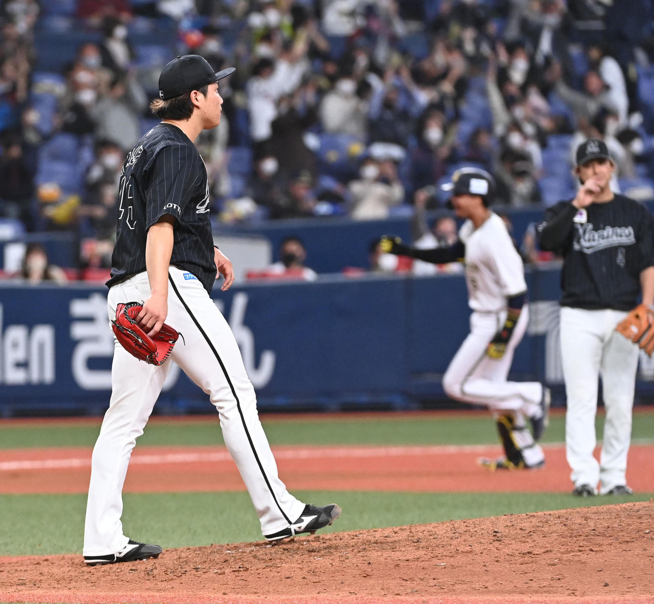 オリックス対ロッテ　6回裏オリックス1死一塁、宗に逆転の右越え2点本塁打を打たれた岩下（撮影・前岡正明）
