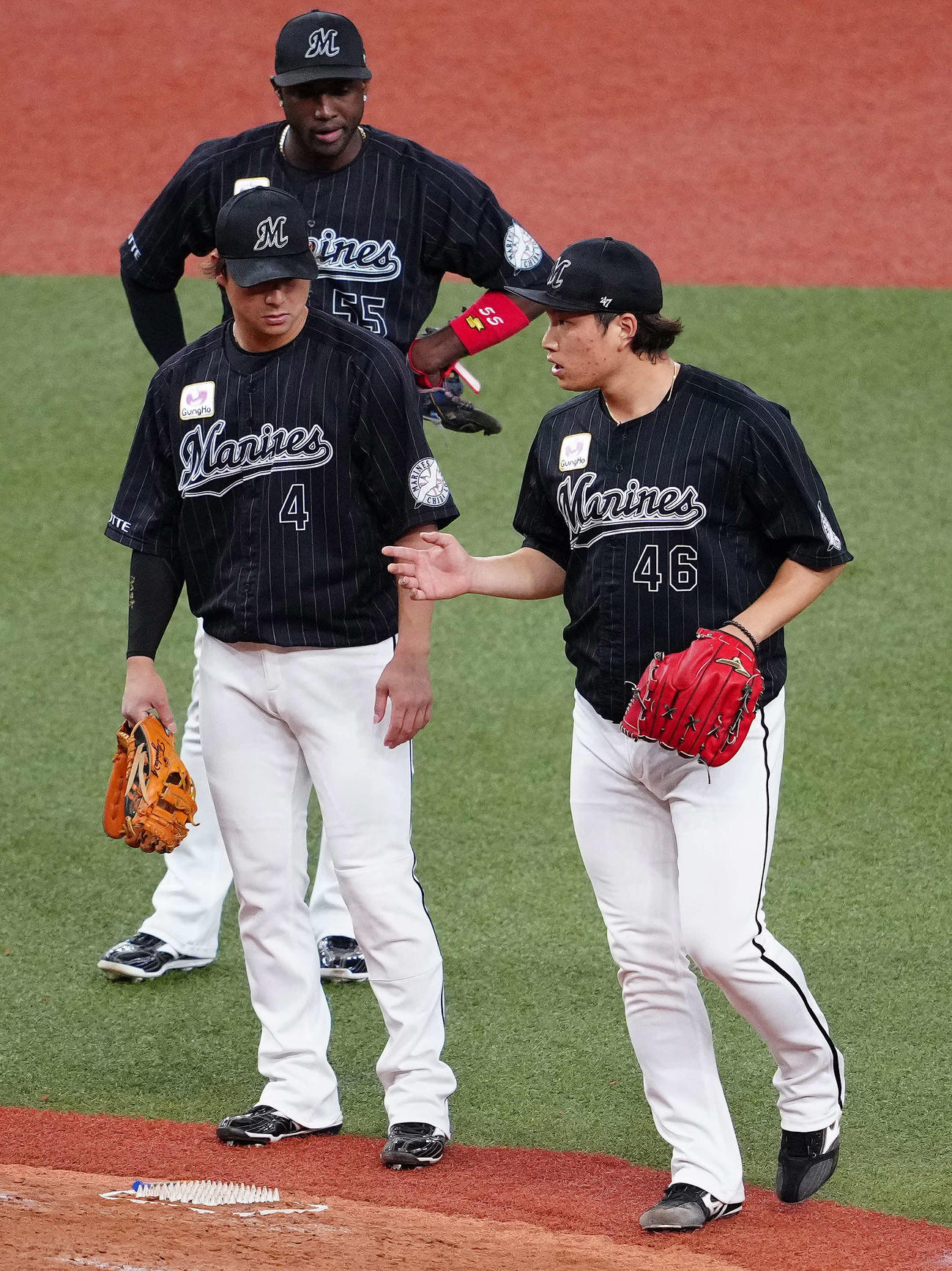 オリックス対ロッテ　6回裏、治療を終えマウンドに戻ったロッテ先発の岩下（右）（撮影・江口和貴）