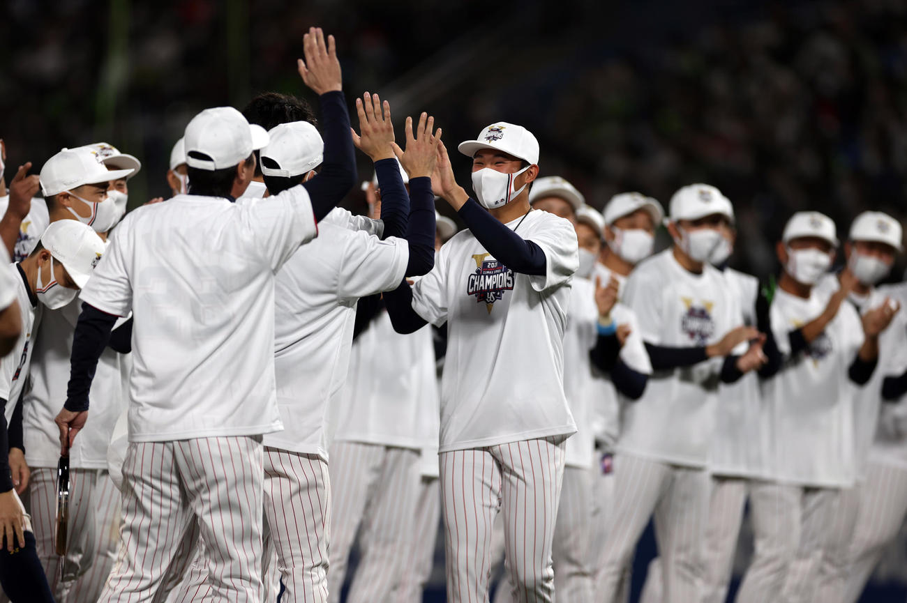 ヤクルト対巨人　表彰式でMVPに選ばれ、笑顔を見せる奥川（中央）（撮影・狩俣裕三）
