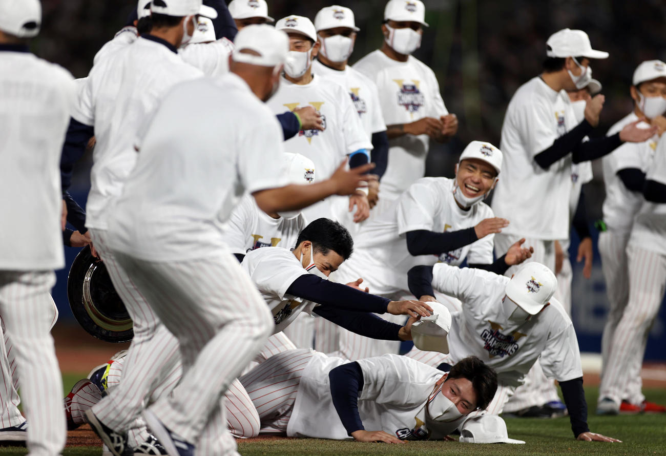 ヤクルト対巨人　表彰式でMVPが奥川となり、ずっこける塩見（中央）と村上（右下）（撮影・狩俣裕三）