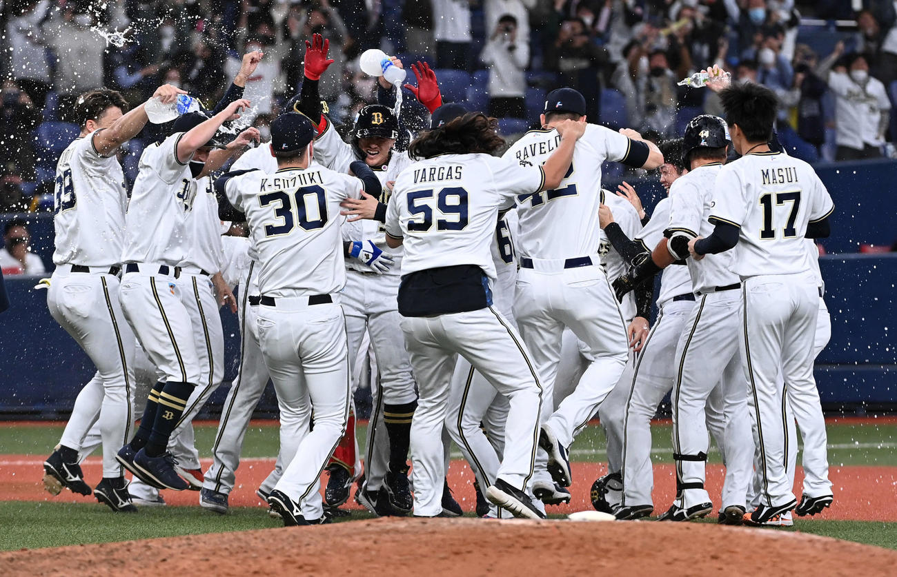オリックス対ロッテ　9回裏オリックス無死一、二塁、小田（中央）は日本シリーズ進出を決める右翼線適時打を放ちナインの祝福を受ける（撮影・前岡正明）
