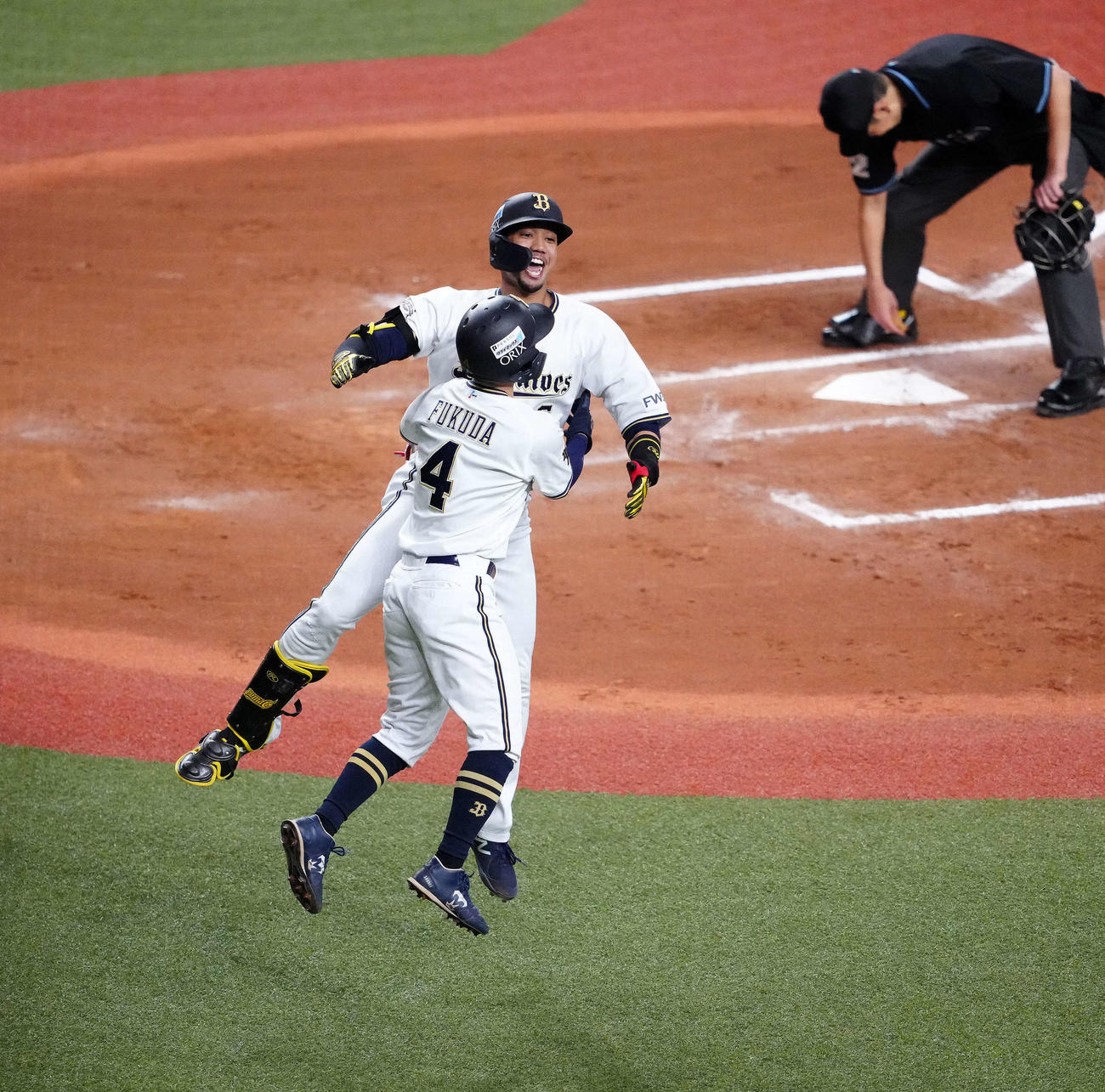 オリックス対ロッテ　6回裏オリックス1死一塁、右越え2点本塁打を放ち福田（手前）と歓喜する宗（撮影・江口和貴）