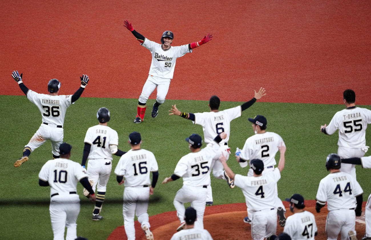 オリックス対ロッテ　9回裏オリックス無死一、二塁、右翼線に日本シリーズ進出を決める適時打を放ち、歓喜する小田（後方）（撮影・江口和貴）