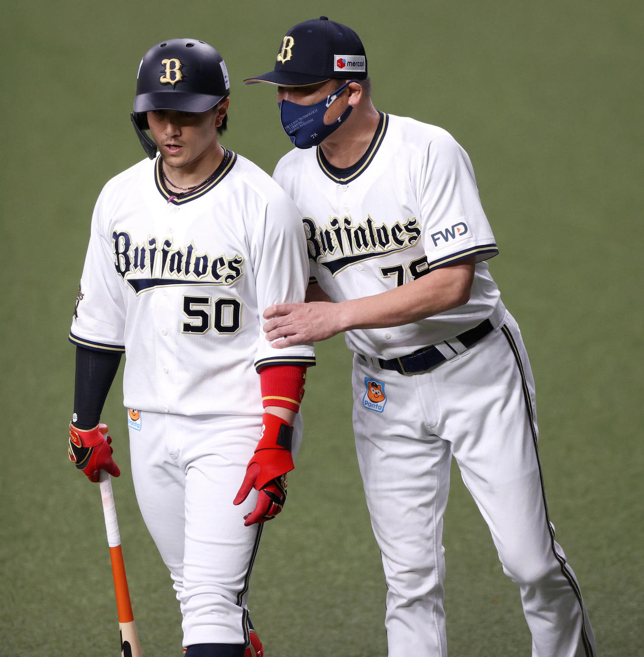 オリックス対ロッテ　9回裏オリックス無死一、二塁、小田（左）が打席に立つ前に耳打ちする中嶋監督（撮影・上山淳一）