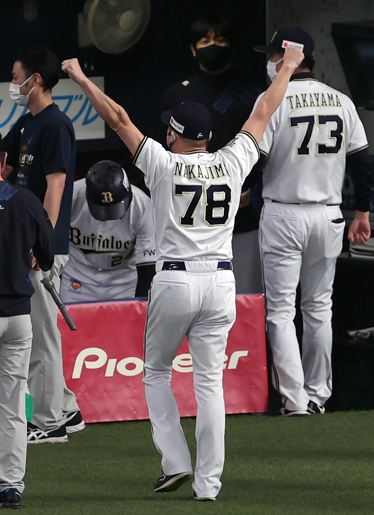オリックス対ロッテ　ロッテと引き分け日本シリーズ進出を決め、両手でガッツポーズするオリックス中嶋聡監督（撮影・前田充）