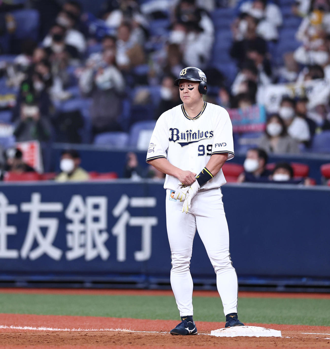 オリックス対ロッテ　4回裏オリックス2死二塁、申告敬遠で出塁した杉本（撮影・垰建太）