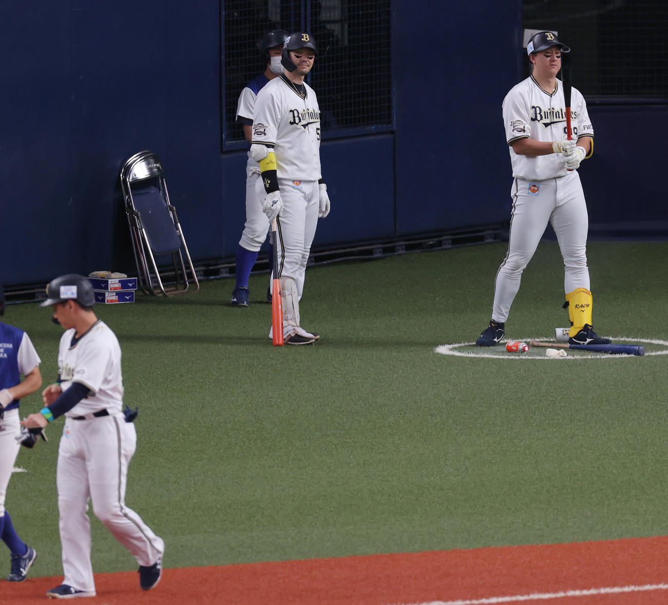 オリックス対ロッテ　8回裏オリックス2死二塁、吉田正（手前）が申告敬遠され、打席へ向かう杉本（右）（撮影・前田充）