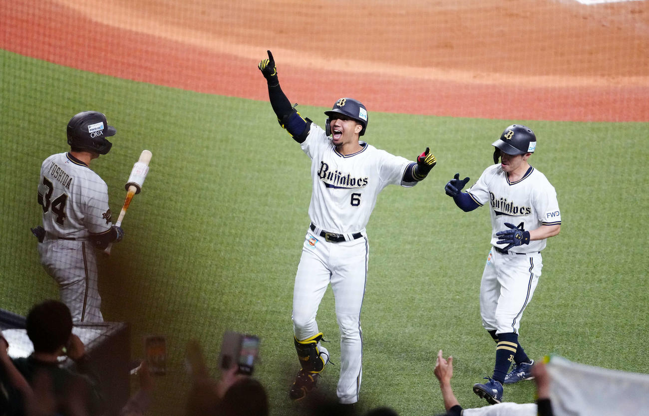 オリックス対ロッテ　6回裏オリックス1死一塁、右越え2点本塁打を放ち歓喜する宗（中央）（撮影・江口和貴）
