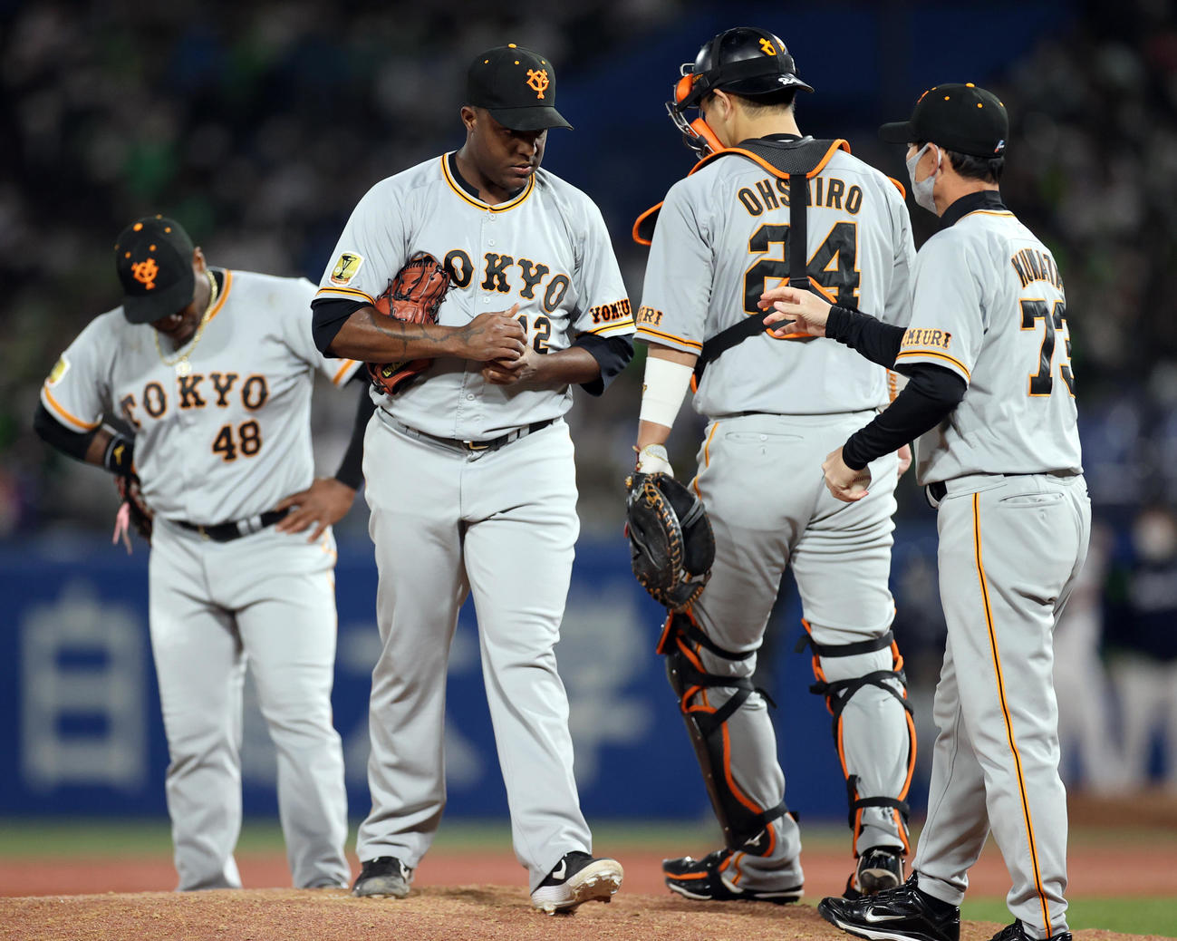 ヤクルト対巨人　7回裏途中、降板するデラロサ（中央）（撮影・狩俣裕三）