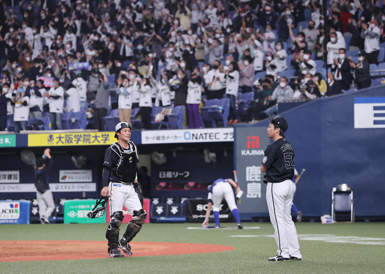 オリックス対ロッテ　9回裏オリックス無死一、二塁、代打小田にサヨナラ適時打を浴びぼうぜんとする益田（右）と加藤（撮影・垰建太）