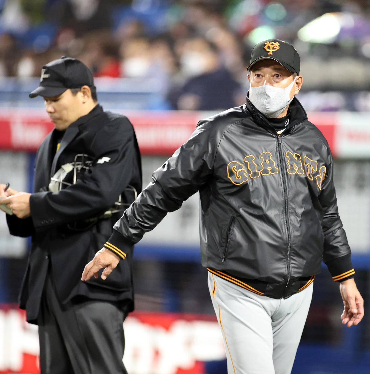 ヤクルト対巨人　7回表を終え、選手の交代を告げる原監督（右）（撮影・狩俣裕三）