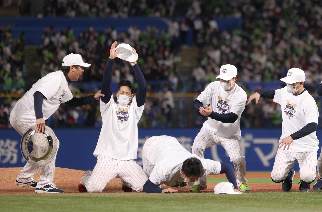 最優秀選手賞に奥川の名前がアナウンスされ崩れる塩見（左から2人目）と村上（撮影・河田真司）