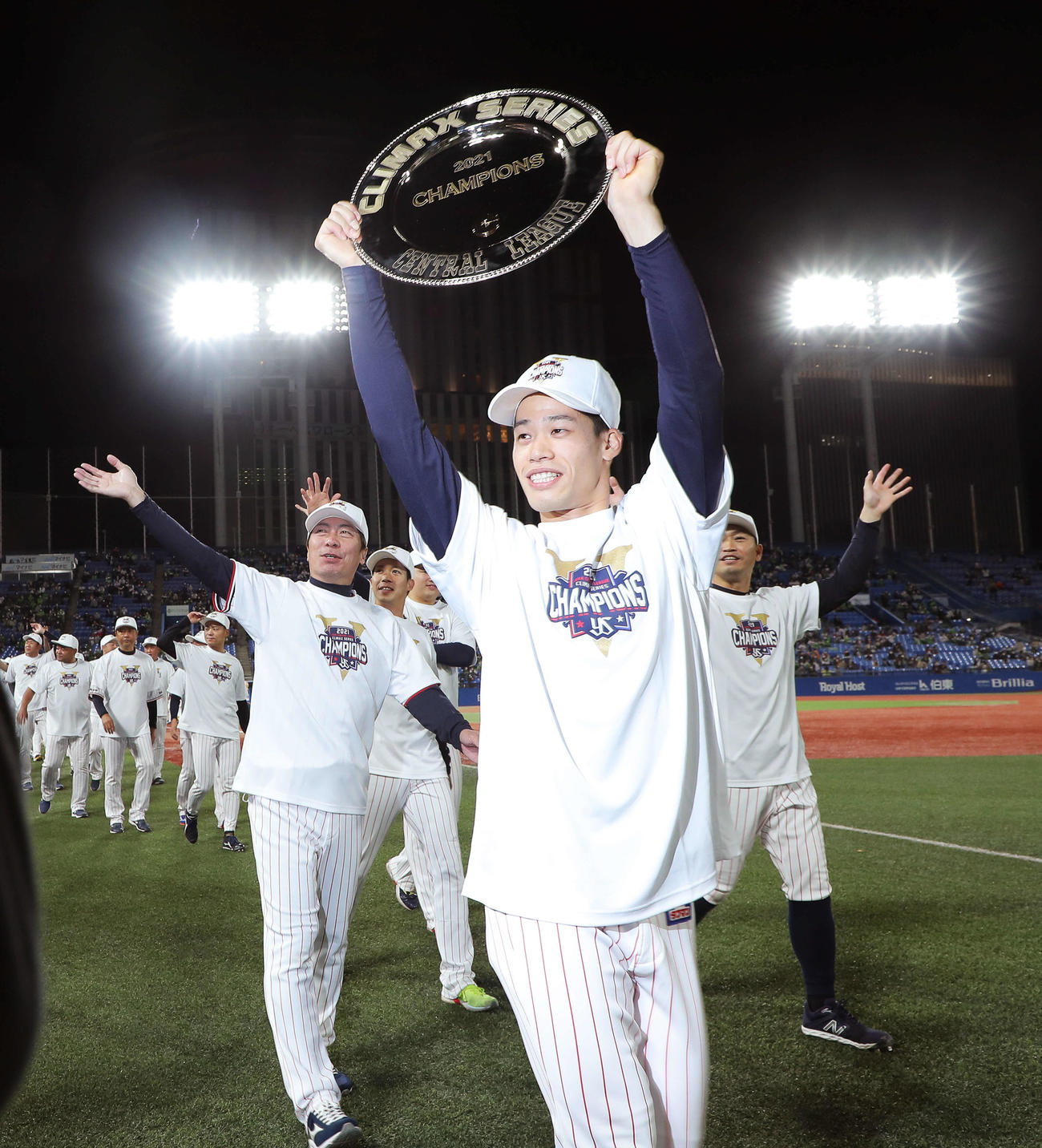 ヤクルト対巨人　日本シリーズ進出を決め、シャーレを手に場内1周しファンの声援に応える塩見（手前）らヤクルトナインと高津監督（左）（撮影・河田真司）