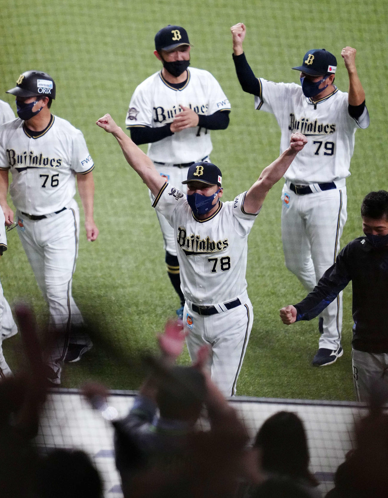 オリックス対ロッテ　日本シリーズ進出を決め、ガッツポーズを見せるオリックス中嶋監督（中央）（撮影・江口和貴）
