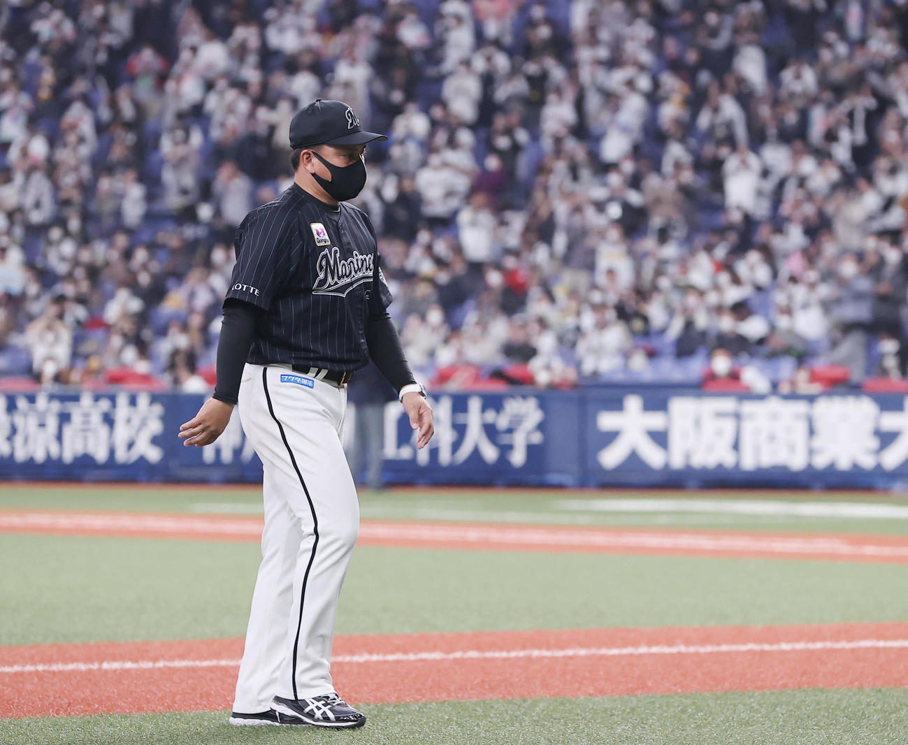 オリックス対ロッテ　サヨナラ負けで敗退したロッテ井口監督はうつむきながら引き揚げる（撮影・垰建太）