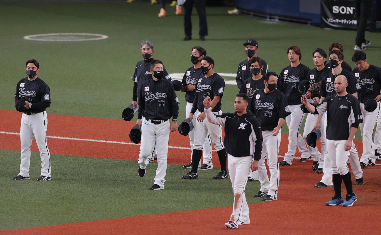 オリックス対ロッテ　オリックスと引き分けCS敗退が決まり、スタンドのファンにあいさつする井口監督（左端）らロッテナイン（撮影・前田充）