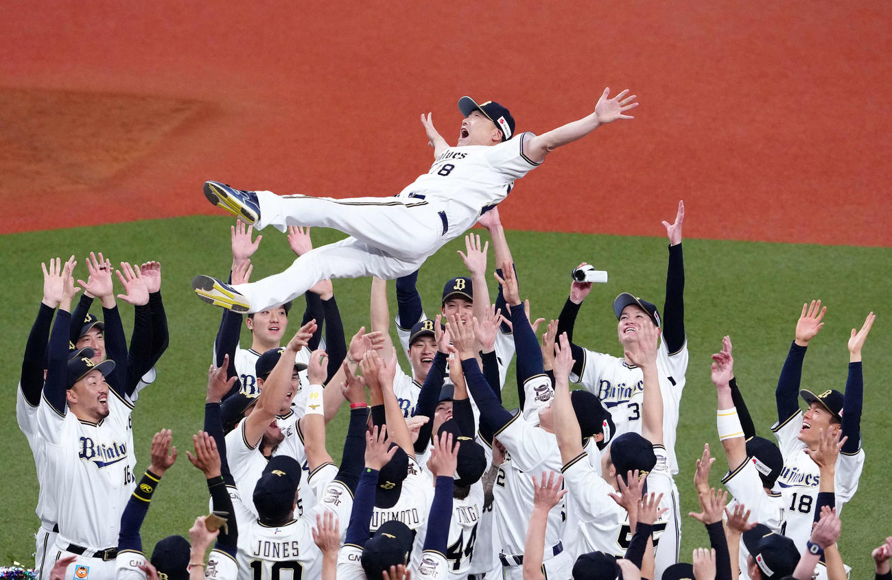 オリックス対ロッテ　日本シリーズ進出を決め、オリックスの選手たちに胴上げされる中嶋監督（撮影・江口和貴）