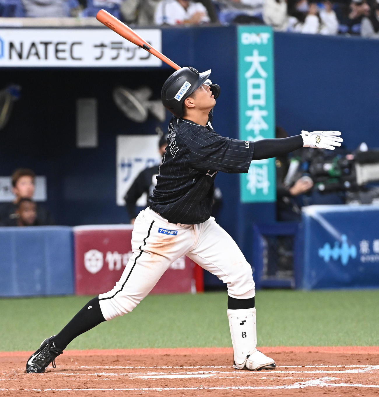 オリックス対ロッテ　3回表ロッテ1死二、三塁、中村奨は先制の左犠飛を放つ（撮影・前岡正明）