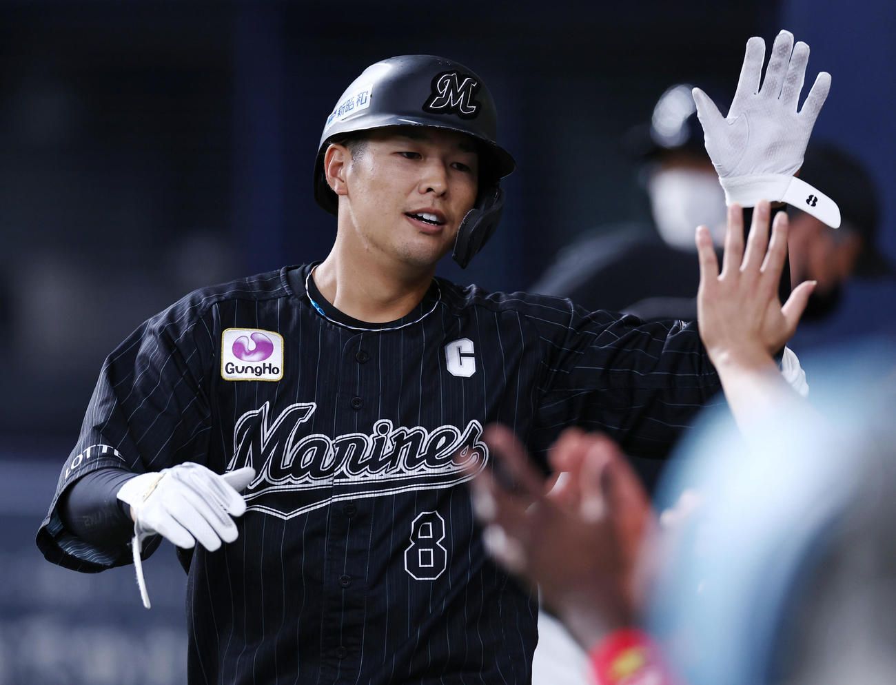 オリックス対ロッテ　8回表ロッテ1死、ソロ本塁打を放ちナインの出迎えを受ける中村奨（撮影・垰建太）