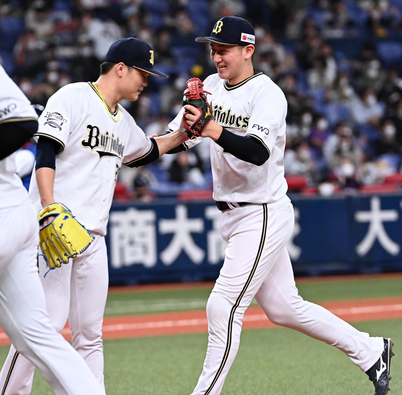 オリックス対ロッテ　3回表ロッテ2死一、二塁、好プレーを見せた紅林（右）を迎える富山（撮影・前岡正明）