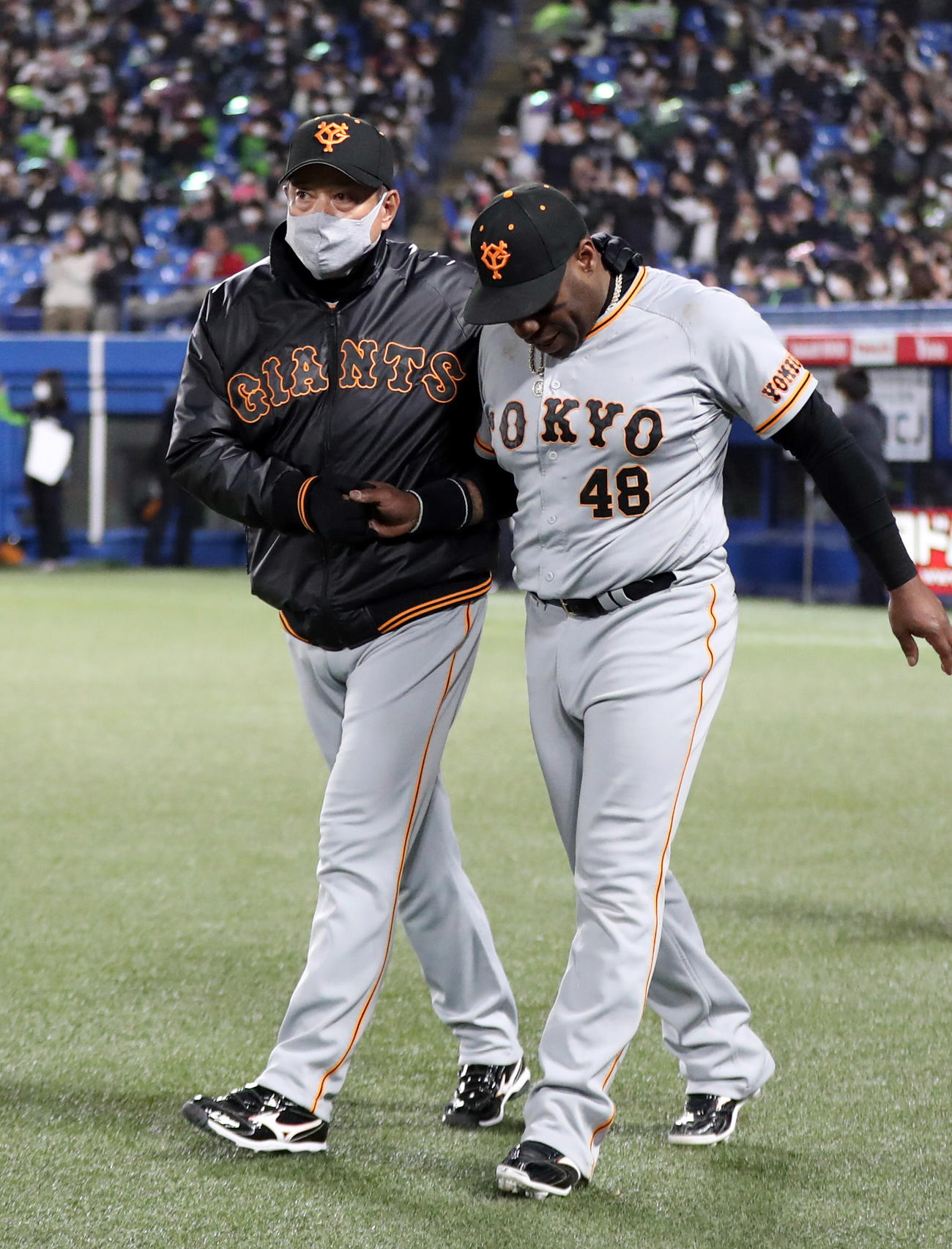 ヤクルト対巨人　試合後、ウィーラー（右）と引き揚げる原監督（撮影・狩俣裕三）
