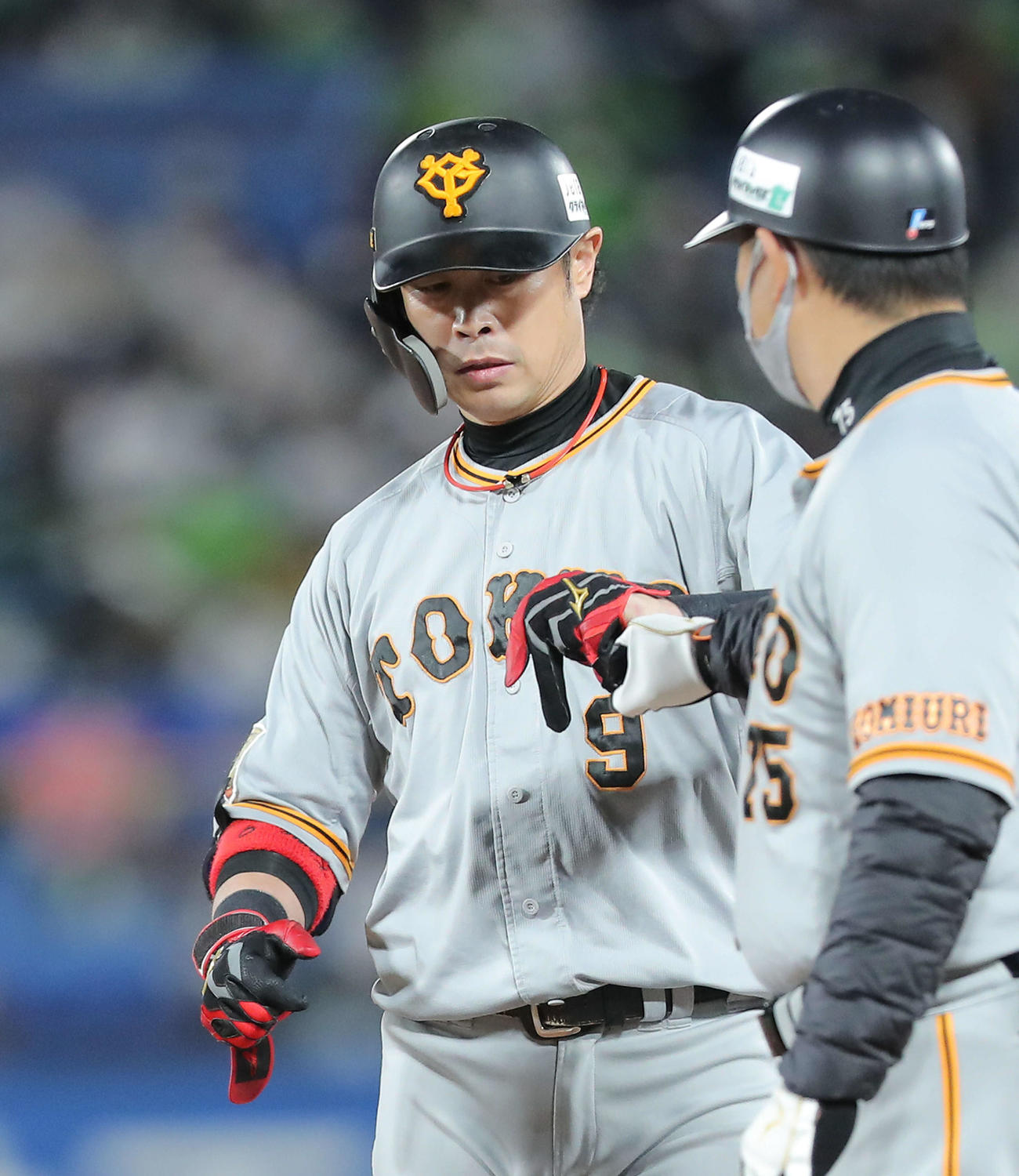 ヤクルト対巨人　3回表巨人1死一塁、中前打を放ち出塁する亀井（撮影・河田真司）