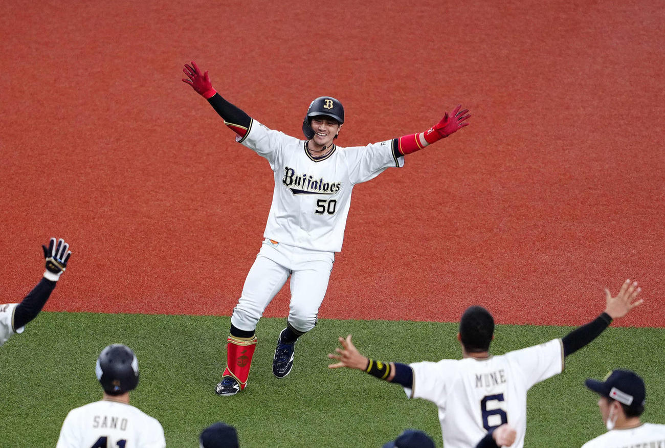 オリックス対ロッテ　9回裏オリックス無死一、二塁、右翼線に日本シリーズ進出を決める適時打を放ち、歓喜する小田（撮影・江口和貴）