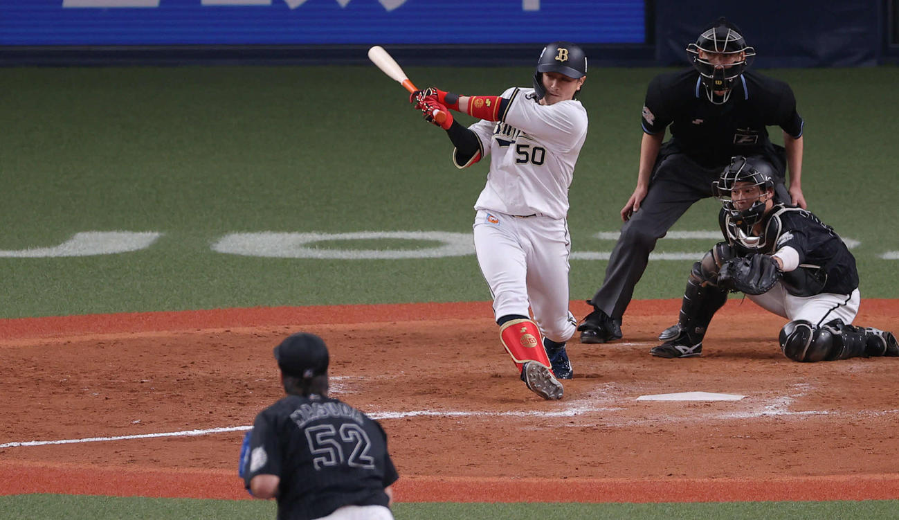 オリックス対ロッテ　9回裏オリックス無死一、二塁、代打小田が右翼線に同点適時打を放つ。投手益田（撮影・前田充）