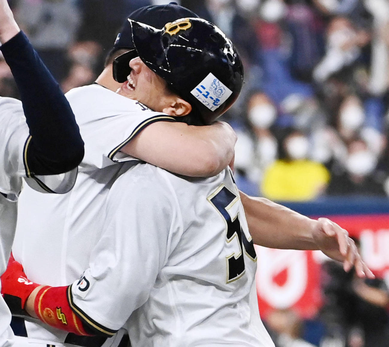 オリックス対ロッテ　小田（右）を迎える中嶋監督（撮影・前岡正明）