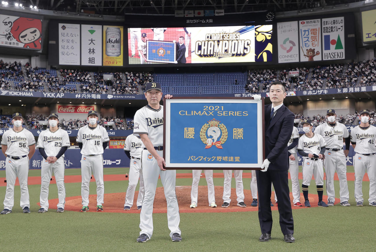 オリックス対ロッテ　クライマックスシリーズ優勝を果たし優勝旗を手に写真に納まるオリックス中嶋監督（左）