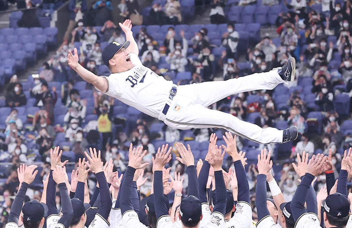 オリックス対ロッテ　日本シリーズ進出を決めて選手たちから胴上げされる中嶋監督（中央）（撮影・垰建太）