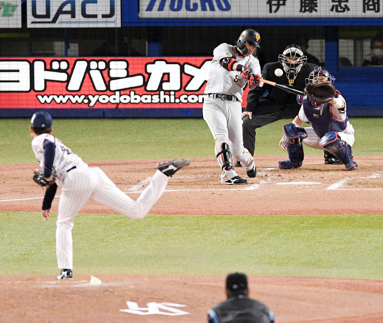 ヤクルト対巨人　3回表巨人1死一塁、亀井は右前打を放つ。投手金久保（撮影・滝沢徹郎）