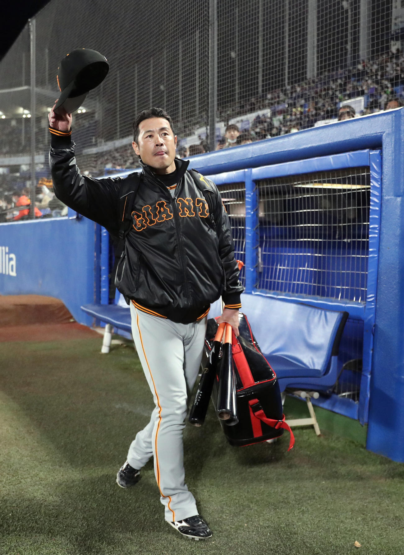 ヤクルト対巨人　試合後、左翼席のファンにあいさつする亀井（球団提供）