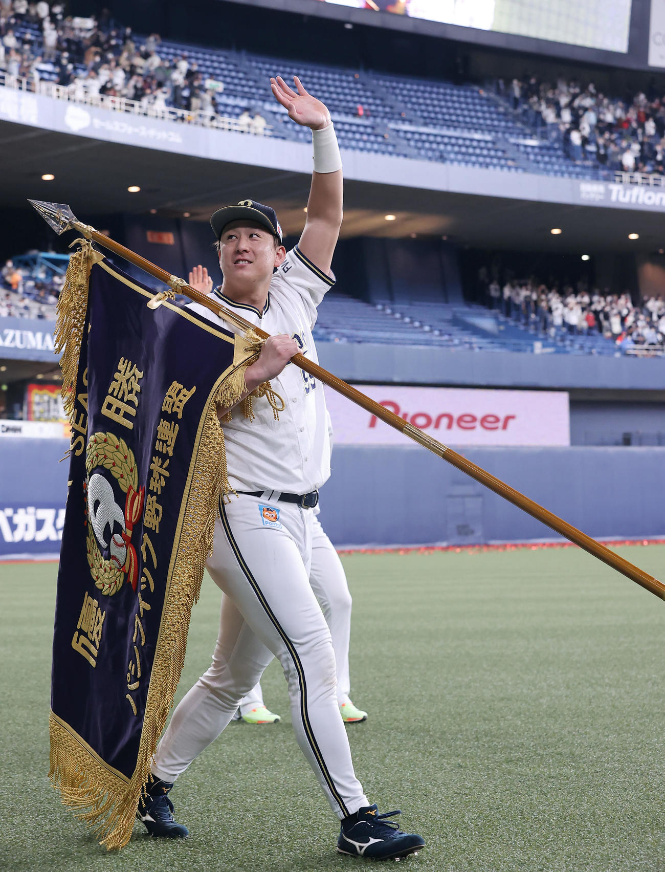 オリックス対ロッテ　クライマックスシリーズ優勝を果たし優勝旗を担ぎながら手を振るオリックス杉本（撮影・垰建太）