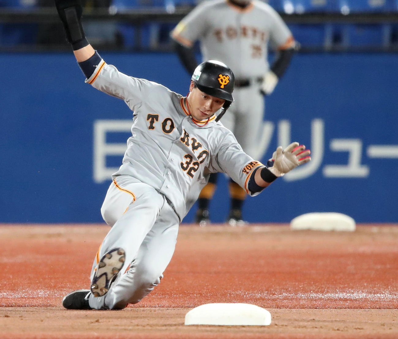 CSファイナル　ヤクルト対巨人　　4回表巨人無死一、三塁、打者松原のとき二塁盗塁を決める一塁走者広岡（撮影・加藤哉）