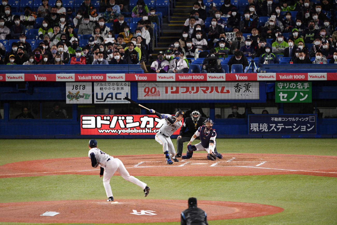 ヤクルト対巨人　2回表巨人2死一塁、松原は空振り三振に倒れる。投手金久保（撮影・滝沢徹郎）